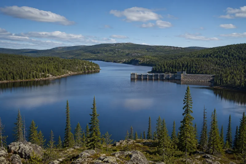 Réservoir hydroélectrique nordique entouré de forêt boréale, exemple d'analyse environnementale sur le long terme