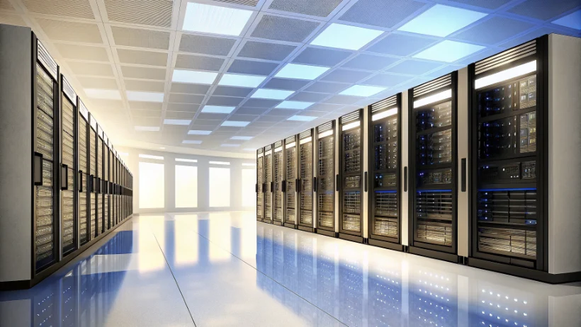 Longue allée d'un data center avec des rangées de serveurs illuminés en bleu, symbolisant la puissance de calcul derrière le divertissement numérique